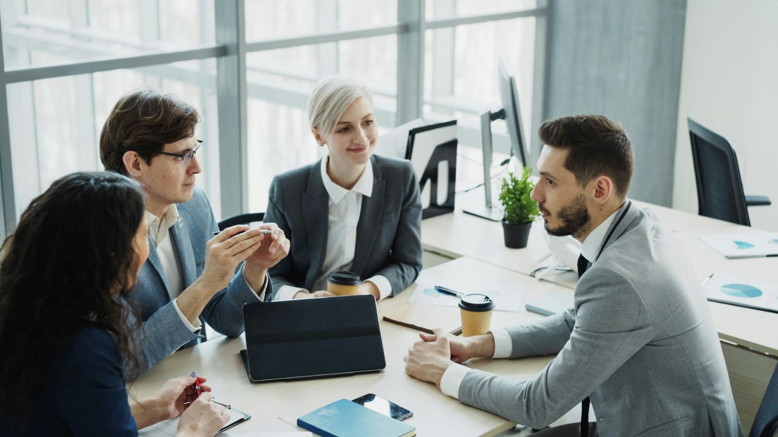 Réunion de professionnels autour d'une table