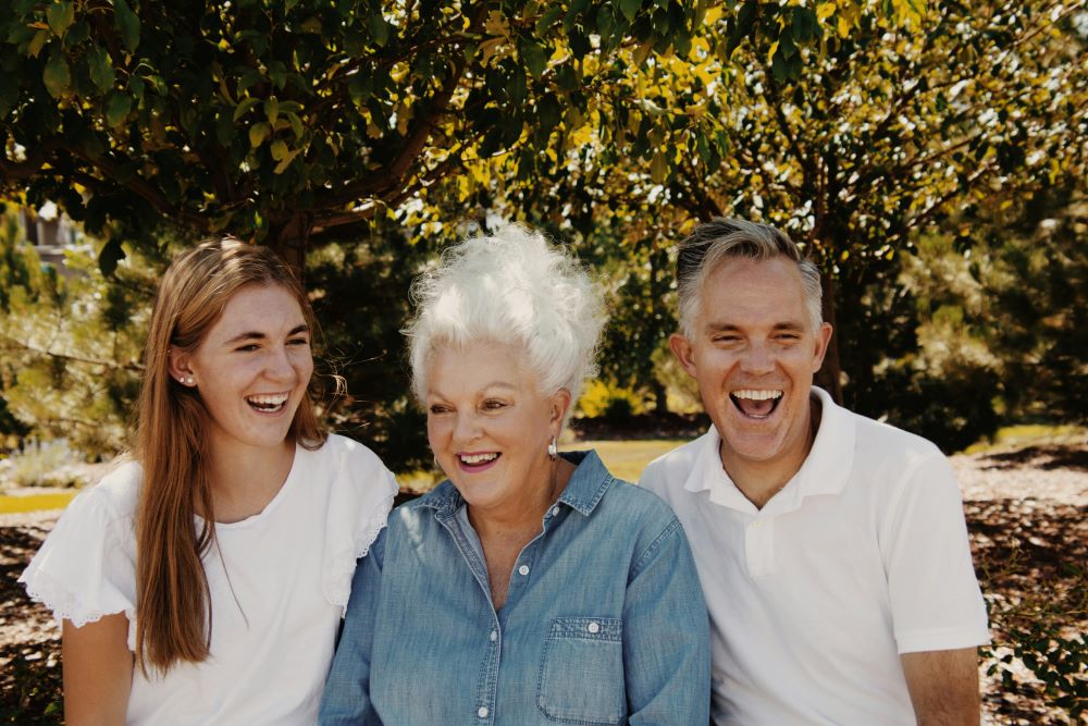Une famille réunie sous un arbre